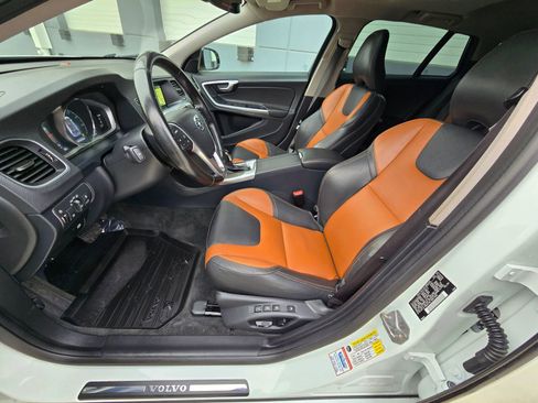Used 2016 Volvo V60 T5 Cross Country w/ Convenience Package image 12