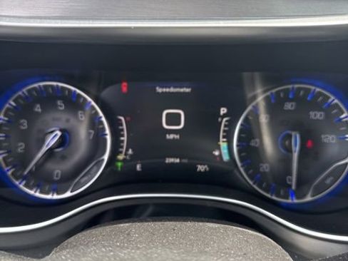 Used 2023 Chrysler Pacifica Limited w/ Uconnect Theater Family Group AWD/4WD image 2