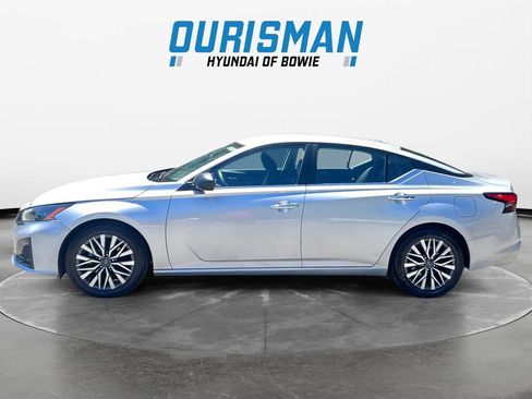 Used 2024 Nissan Altima 2.5 SV FWD image 3