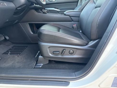 Certified 2024 Nissan Pathfinder SL image 16