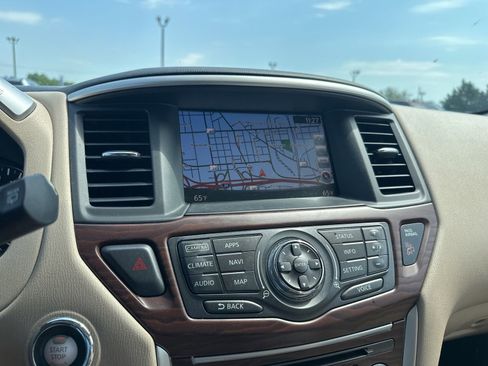 Used 2017 Nissan Pathfinder Platinum w/ Family Entertainment Package FWD image 8