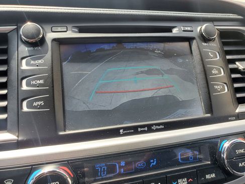 Used 2018 Toyota Highlander Plus FWD image 3