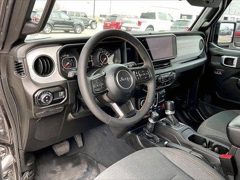Used 2024 Jeep Gladiator Sport image 14