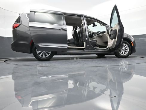 Used 2017 Chrysler Pacifica Touring-L image 48