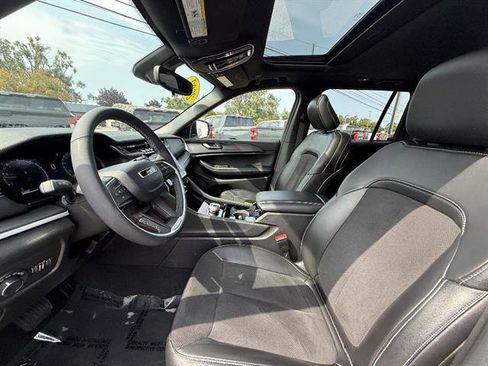 Used 2023 Jeep Grand Cherokee Altitude AWD/4WD image 32