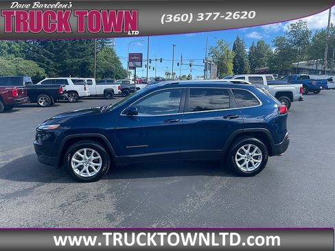 Used 2018 Jeep Cherokee Latitude Plus AWD/4WD image 2