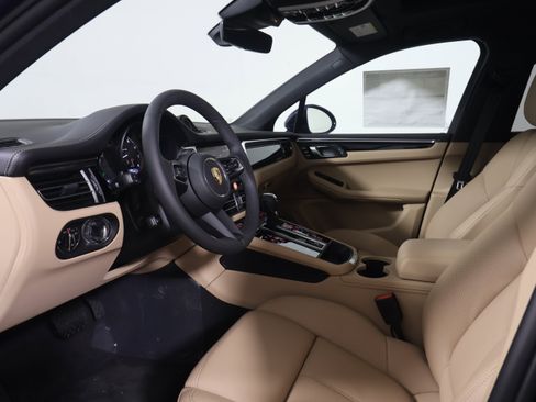 Certified 2025 Porsche Macan image 4