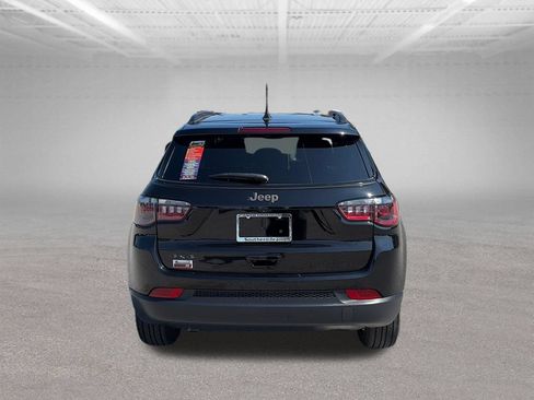Used 2025 Jeep Compass Latitude w/ Convenience Group AWD/4WD image 5