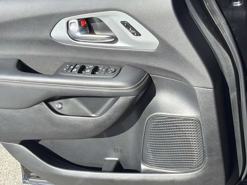 Used 2025 Chrysler Pacifica Premium FWD image 27