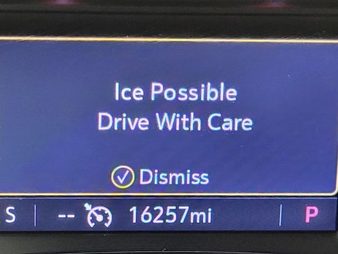 Used 2024 GMC Terrain SLT image 3