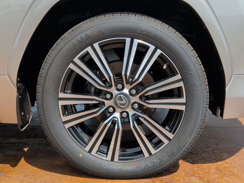 Used 2023 Lexus LX 600 4WD w/ Accessory Package (Z1) image 7