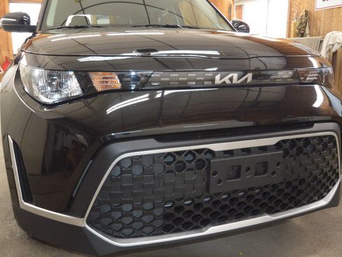 Used 2025 Kia Soul LX image 3