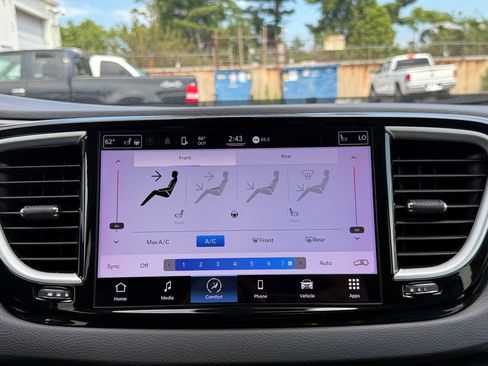 Used 2022 Chrysler Pacifica Touring-L FWD image 16