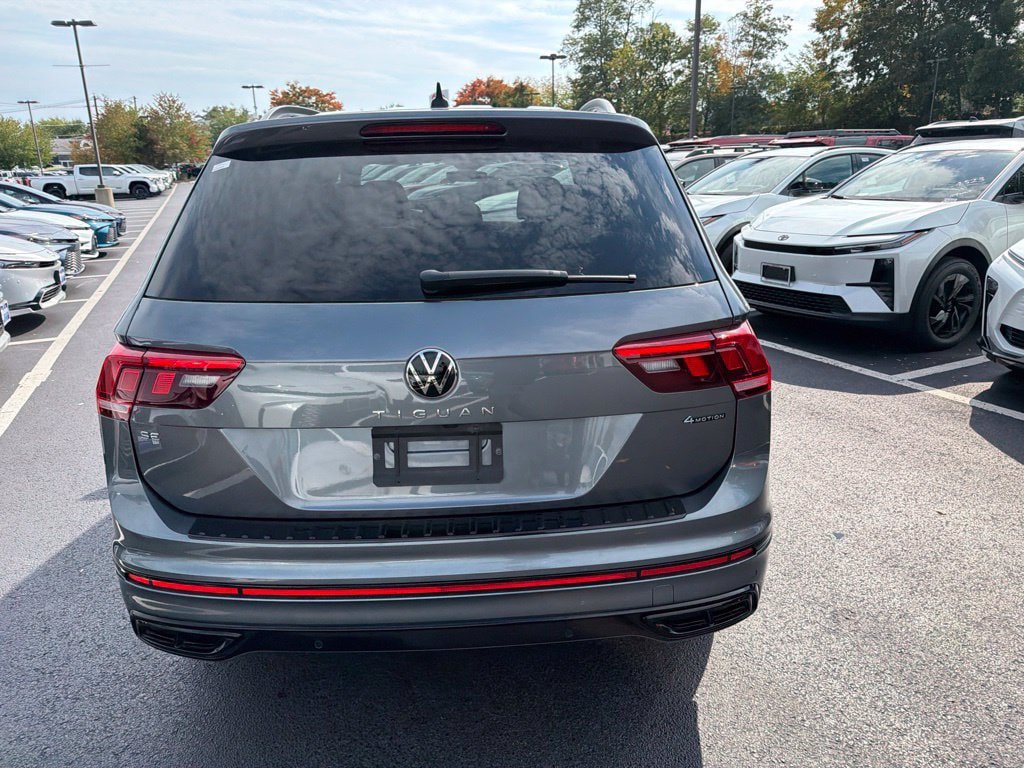 Used 2024 Volkswagen Tiguan SE R-Line AWD/4WD image 7