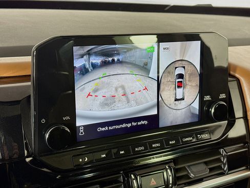 Used 2024 Nissan Pathfinder Platinum image 16