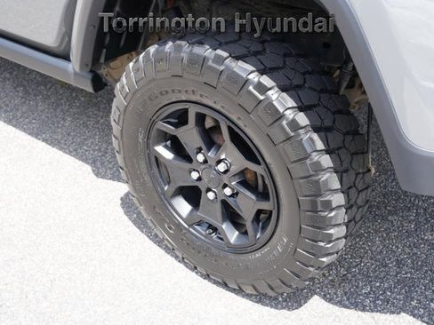 Used 2021 Jeep Gladiator Willys image 14