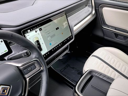 Used 2025 Rivian R1S Premium image 32