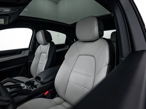 Certified 2025 Porsche Cayenne S image 21