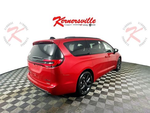 New 2026 Chrysler Pacifica Limited w/ Uconnect Theater Family Group image 7