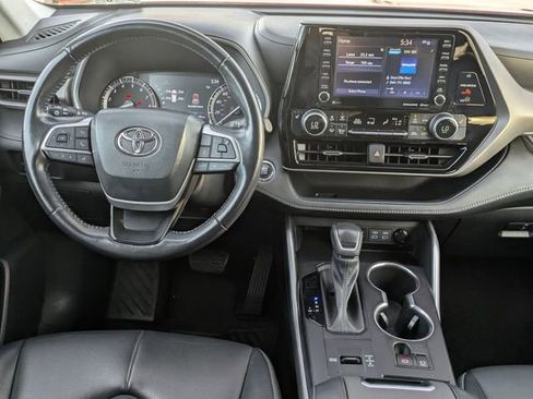 Used 2022 Toyota Highlander XLE image 27