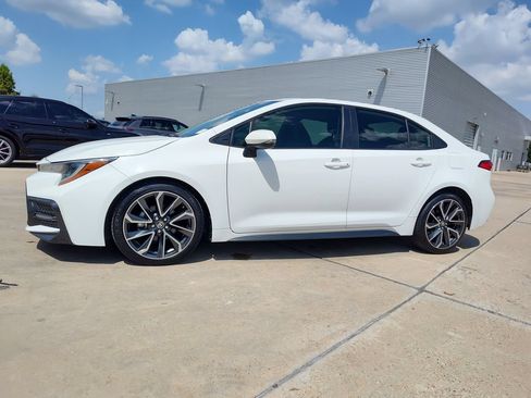 Used 2021 Toyota Corolla SE w/ SE Premium Package FWD image 3