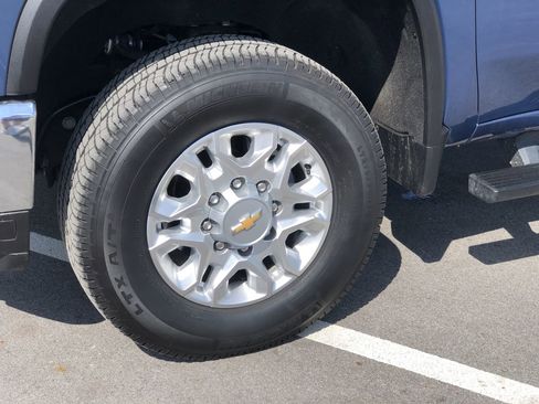 Used 2025 Chevrolet Silverado 2500 LT image 2