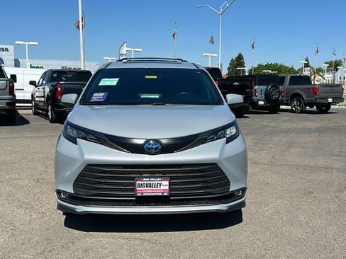 Used 2024 Toyota Sienna XLE Woodland Edition image 9
