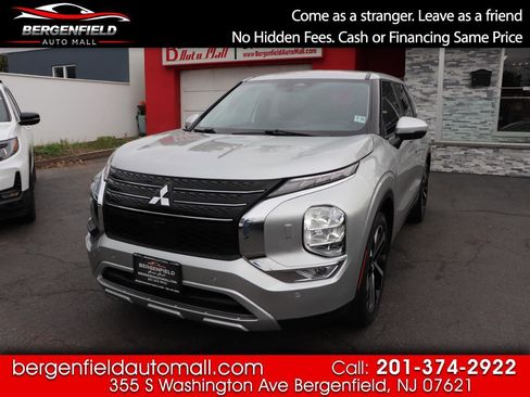 Used 2024 Mitsubishi Outlander AWD image 1