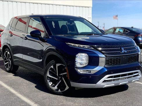 Used 2022 Mitsubishi Outlander SE image 2