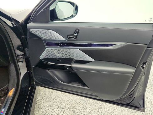 Used 2024 BMW i7 xDrive60 w/ Executive Package image 26