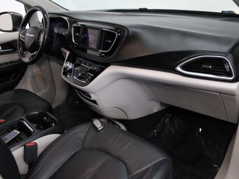 Used 2019 Chrysler Pacifica Touring-L FWD image 33