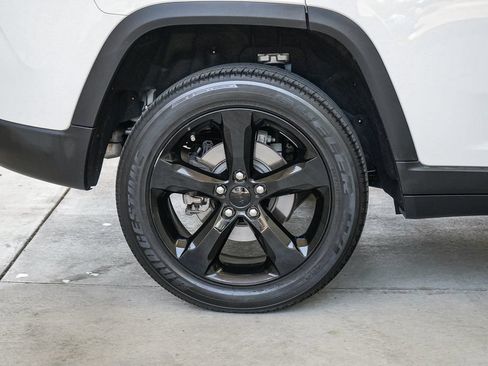 Used 2023 Jeep Grand Cherokee Altitude AWD/4WD image 12