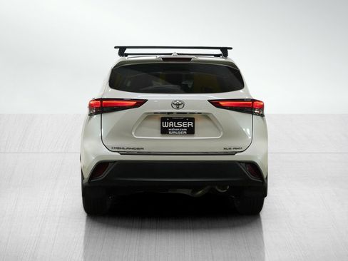 Used 2020 Toyota Highlander XLE image 4