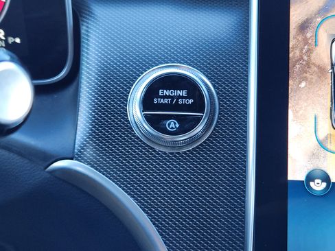 Used 2024 Mercedes-Benz GLC 300 4MATIC image 30