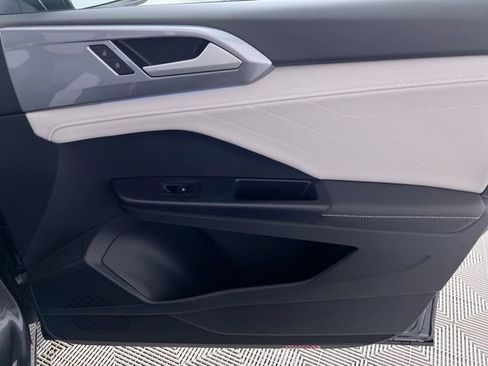 Used 2025 Volkswagen Taos SEL image 30