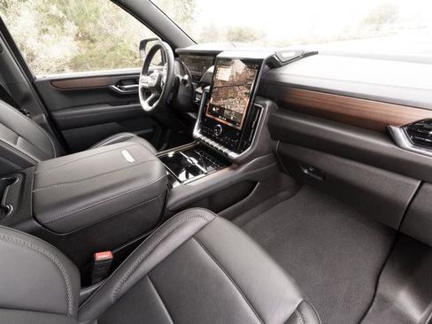 Used 2025 GMC Yukon Denali image 25