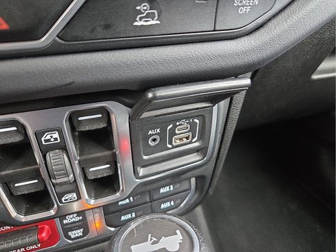Used 2025 Jeep Wrangler Unlimited Rubicon AWD/4WD image 21