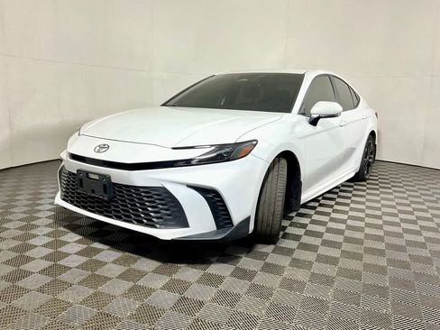 Used 2025 Toyota Camry SE AWD/4WD image 2