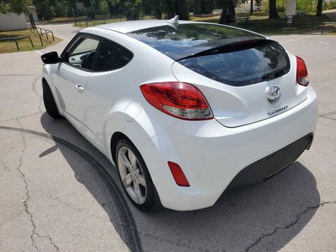 Used 2015 Hyundai Veloster image 4