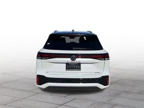 Used 2025 Volkswagen Tiguan SE R-Line image 5