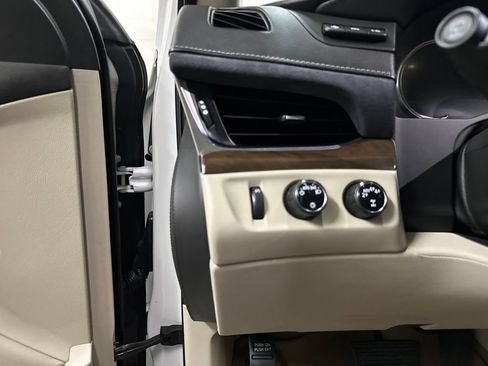 Used 2019 Cadillac Escalade Luxury AWD/4WD image 37