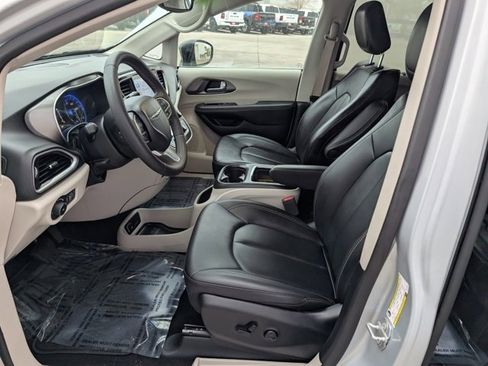 Used 2024 Chrysler Pacifica Touring-L image 2