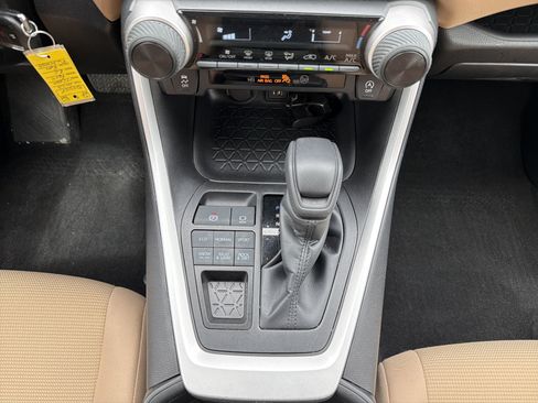 Used 2023 Toyota RAV4 LE AWD/4WD image 16