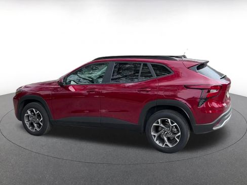 Used 2025 Chevrolet Trax LT image 9