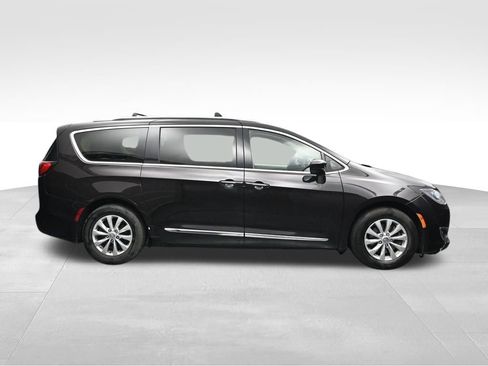 Used 2018 Chrysler Pacifica Touring-L FWD image 6