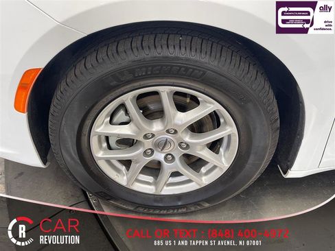 Used 2023 Chrysler Pacifica Touring-L FWD image 55