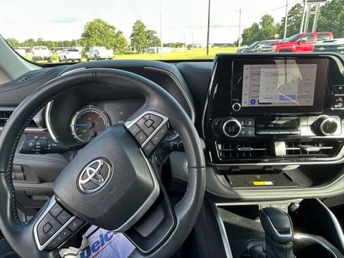 Used 2024 Toyota Highlander XLE FWD image 12