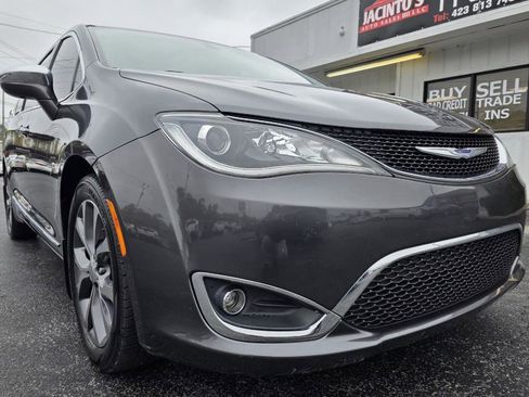 Used 2017 Chrysler Pacifica Limited w/ UConnect Theater Package image 6