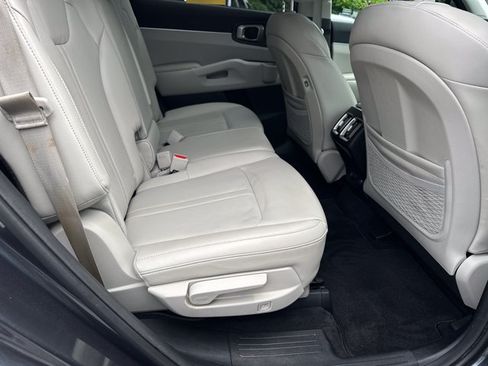 Certified 2022 Kia Sorento S w/ Panoramic Sunroof Package FWD image 18