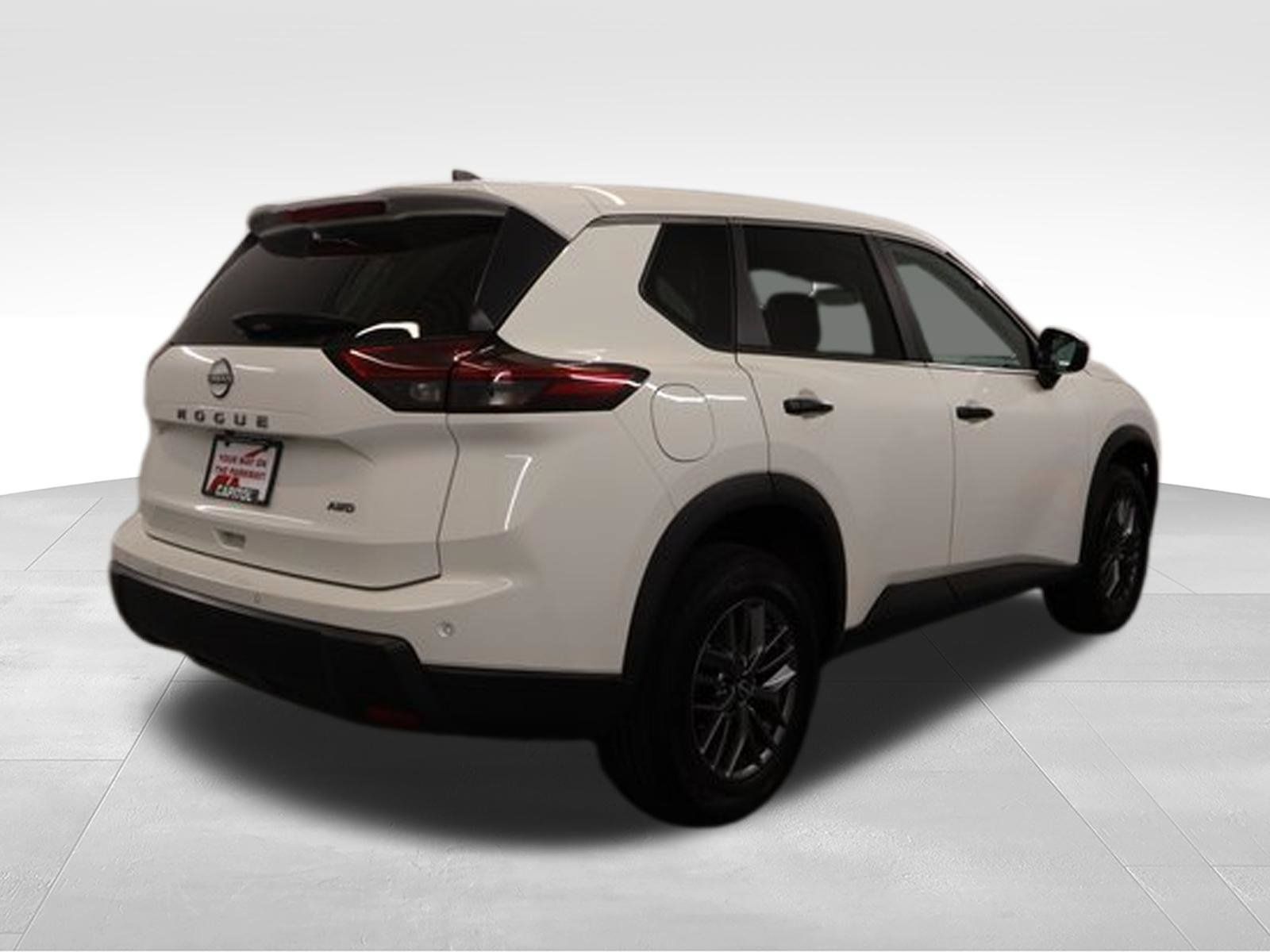 Used 2024 Nissan Rogue S AWD/4WD image 3